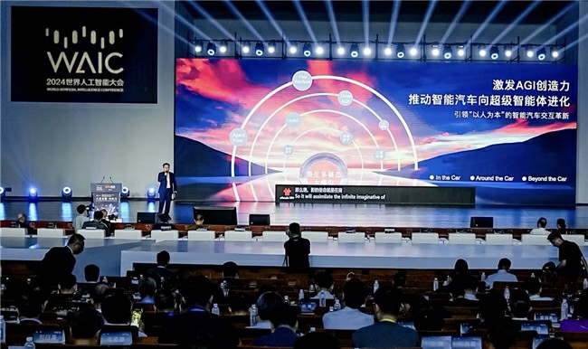 多模態(tài)大模型引領(lǐng)「以人為本」的智能汽車(chē)交互革新，商湯絕影亮相WAIC 2024